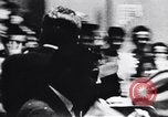Immagine di John F Kennedy accolti da Latin American folla America Latina, 1961, secondo 16 filmato di repertorio 65675034344