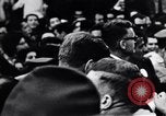 Immagine di John F Kennedy accolti da Latin American folla America Latina, 1961, secondo 22 filmato di repertorio 65675034344