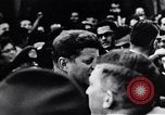 Immagine di John F Kennedy accolti da Latin American folla America Latina, 1961, secondo 23 filmato di repertorio 65675034344