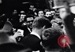 Immagine di John F Kennedy accolti da Latin American folla America Latina, 1961, secondo 25 filmato di repertorio 65675034344
