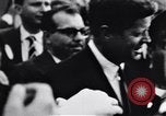 Immagine di John F Kennedy accolti da Latin American folla America Latina, 1961, secondo 27 filmato di repertorio 65675034344