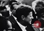 Immagine di John F Kennedy accolti da Latin American folla America Latina, 1961, secondo 28 filmato di repertorio 65675034344