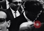 Immagine di John F Kennedy accolti da Latin American folla America Latina, 1961, secondo 29 filmato di repertorio 65675034344