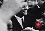 Immagine di John F Kennedy accolti da Latin American folla America Latina, 1961, secondo 30 filmato di repertorio 65675034344