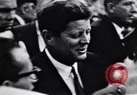 Immagine di John F Kennedy accolti da Latin American folla America Latina, 1961, secondo 31 filmato di repertorio 65675034344