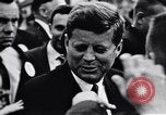 Immagine di John F Kennedy accolti da Latin American folla America Latina, 1961, secondo 32 filmato di repertorio 65675034344