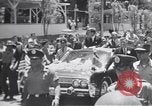 Immagine di John F Kennedy accolti da Latin American folla America Latina, 1961, secondo 35 filmato di repertorio 65675034344