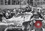 Immagine di John F Kennedy accolti da Latin American folla America Latina, 1961, secondo 36 filmato di repertorio 65675034344