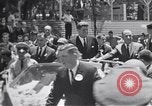 Immagine di John F Kennedy accolti da Latin American folla America Latina, 1961, secondo 40 filmato di repertorio 65675034344