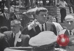Immagine di John F Kennedy accolti da Latin American folla America Latina, 1961, secondo 41 filmato di repertorio 65675034344