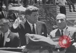 Immagine di John F Kennedy accolti da Latin American folla America Latina, 1961, secondo 42 filmato di repertorio 65675034344