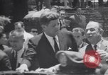 Immagine di John F Kennedy accolti da Latin American folla America Latina, 1961, secondo 43 filmato di repertorio 65675034344