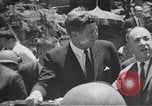 Immagine di John F Kennedy accolti da Latin American folla America Latina, 1961, secondo 44 filmato di repertorio 65675034344