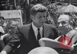 Immagine di John F Kennedy accolti da Latin American folla America Latina, 1961, secondo 46 filmato di repertorio 65675034344