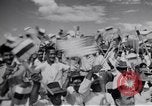 Immagine di John F Kennedy accolti da Latin American folla America Latina, 1961, secondo 48 filmato di repertorio 65675034344