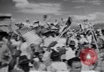 Immagine di John F Kennedy accolti da Latin American folla America Latina, 1961, secondo 49 filmato di repertorio 65675034344