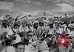 Immagine di John F Kennedy accolti da Latin American folla America Latina, 1961, secondo 50 filmato di repertorio 65675034344