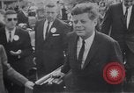 Immagine di John F Kennedy accolti da Latin American folla America Latina, 1961, secondo 52 filmato di repertorio 65675034344