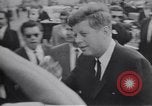Immagine di John F Kennedy accolti da Latin American folla America Latina, 1961, secondo 53 filmato di repertorio 65675034344