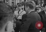 Immagine di John F Kennedy accolti da Latin American folla America Latina, 1961, secondo 55 filmato di repertorio 65675034344