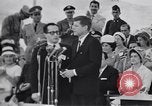 Immagine di John F Kennedy accolti da Latin American folla America Latina, 1961, secondo 57 filmato di repertorio 65675034344