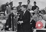 Immagine di John F Kennedy accolti da Latin American folla America Latina, 1961, secondo 58 filmato di repertorio 65675034344