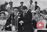 Immagine di John F Kennedy accolti da Latin American folla America Latina, 1961, secondo 59 filmato di repertorio 65675034344
