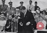 Immagine di John F Kennedy accolti da Latin American folla America Latina, 1961, secondo 60 filmato di repertorio 65675034344