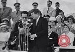 Immagine di John F Kennedy accolti da Latin American folla America Latina, 1961, secondo 61 filmato di repertorio 65675034344