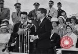 Immagine di John F Kennedy accolti da Latin American folla America Latina, 1961, secondo 62 filmato di repertorio 65675034344