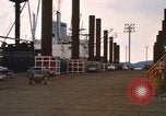 Immagine di Carico di bombe in un carrello Sattahip Thailandia, 1969, secondo 24 filmato di repertorio 65675034367