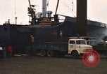Immagine di Carico di bombe in un carrello Sattahip Thailandia, 1969, secondo 44 filmato di repertorio 65675034367
