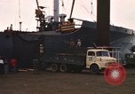 Immagine di Carico di bombe in un carrello Sattahip Thailandia, 1969, secondo 45 filmato di repertorio 65675034367