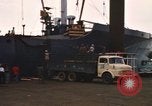 Immagine di Carico di bombe in un carrello Sattahip Thailandia, 1969, secondo 46 filmato di repertorio 65675034367