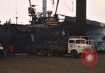 Immagine di Carico di bombe in un carrello Sattahip Thailandia, 1969, secondo 47 filmato di repertorio 65675034367