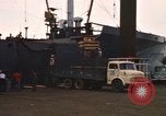 Immagine di Carico di bombe in un carrello Sattahip Thailandia, 1969, secondo 49 filmato di repertorio 65675034367