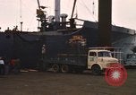 Immagine di Carico di bombe in un carrello Sattahip Thailandia, 1969, secondo 51 filmato di repertorio 65675034367