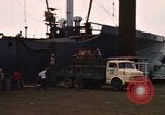 Immagine di Carico di bombe in un carrello Sattahip Thailandia, 1969, secondo 56 filmato di repertorio 65675034367
