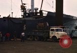 Immagine di Carico di bombe in un carrello Sattahip Thailandia, 1969, secondo 57 filmato di repertorio 65675034367