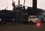 Immagine di Carico di bombe in un carrello Sattahip Thailandia, 1969, secondo 59 filmato di repertorio 65675034367