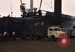 Immagine di Carico di bombe in un carrello Sattahip Thailandia, 1969, secondo 61 filmato di repertorio 65675034367