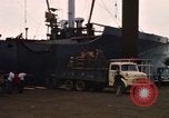 Immagine di Carico di bombe in un carrello Sattahip Thailandia, 1969, secondo 62 filmato di repertorio 65675034367