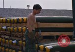 Standbild Airmen roll Bomben auf Gabelstapler Thailand, 1969, aus Sekunde 10 historischem Filmmaterial Videoclip 65675034369