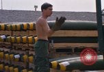 Standbild Airmen roll Bomben auf Gabelstapler Thailand, 1969, aus Sekunde 12 historischem Filmmaterial Videoclip 65675034369