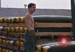 Standbild Airmen roll Bomben auf Gabelstapler Thailand, 1969, aus Sekunde 13 historischem Filmmaterial Videoclip 65675034369