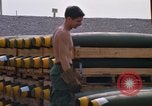 Standbild Airmen roll Bomben auf Gabelstapler Thailand, 1969, aus Sekunde 15 historischem Filmmaterial Videoclip 65675034369