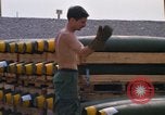 Standbild Airmen roll Bomben auf Gabelstapler Thailand, 1969, aus Sekunde 16 historischem Filmmaterial Videoclip 65675034369