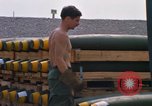 Standbild Airmen roll Bomben auf Gabelstapler Thailand, 1969, aus Sekunde 17 historischem Filmmaterial Videoclip 65675034369