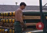 Standbild Airmen roll Bomben auf Gabelstapler Thailand, 1969, aus Sekunde 18 historischem Filmmaterial Videoclip 65675034369