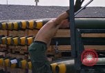 Standbild Airmen roll Bomben auf Gabelstapler Thailand, 1969, aus Sekunde 20 historischem Filmmaterial Videoclip 65675034369